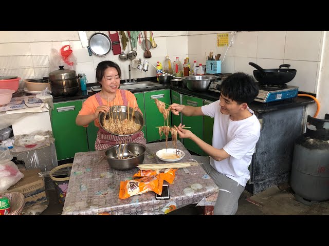 媳妇买9条大鱿鱼,挑战做轰炸大鱿鱼,炸了12串,老公边吃边夸